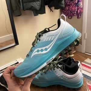 SOLD  ❌ - Saucony womens Peregrine 10 Walking Shoes sz 9US